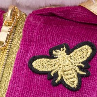 Ли-Ли в куртке с пчелкой