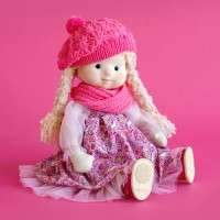 кукла Аврора в шапочке и шарфе
