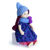 кукла Тиана в шапочке и шарфе