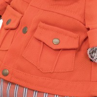 Басик в оранжевой куртке и штанах